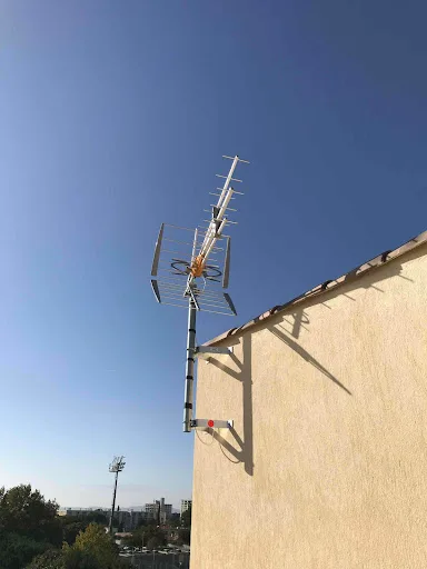 SC Elec Service ( Electricité générale, Antenniste antennes TNT et paraboles, internet par satellite ) à Les Pennes-Mirabeau