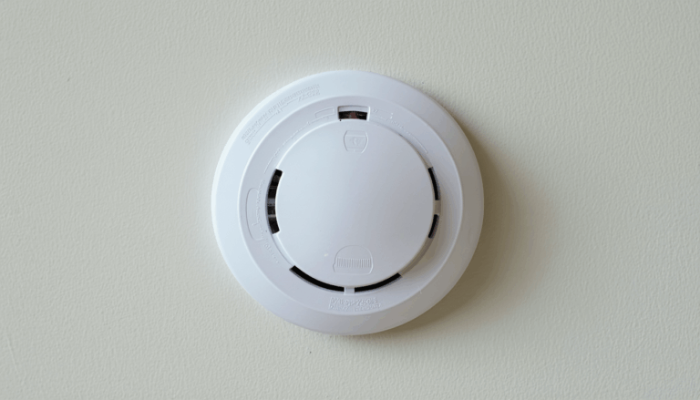 Comment installer un détecteur de fumée interconnectable sur une alimentation 230 V ?