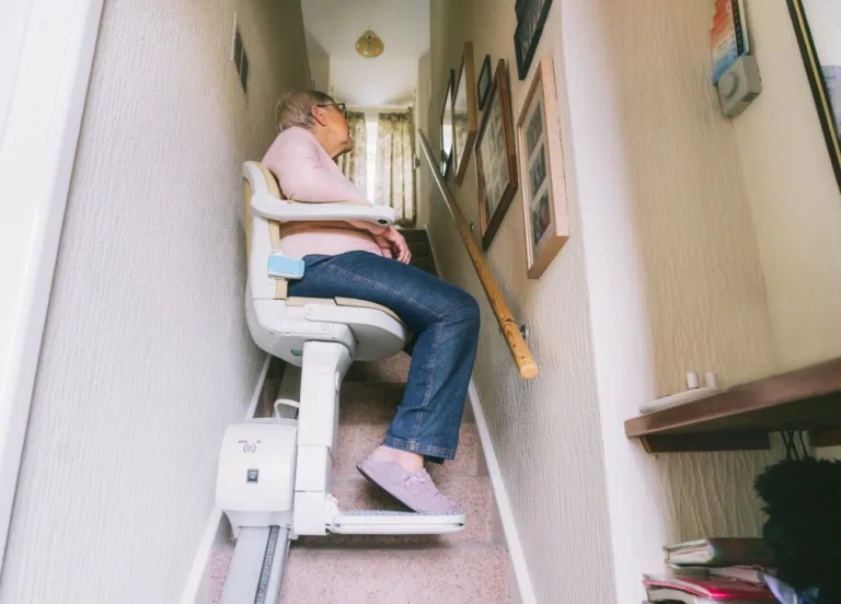 Découvrez Ma Prime Adapt : La solution inattendue pour financer votre monte-escalier et retrouver votre indépendance !